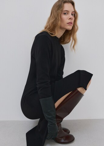 MANGO Strikkjole 'Sza' i sort