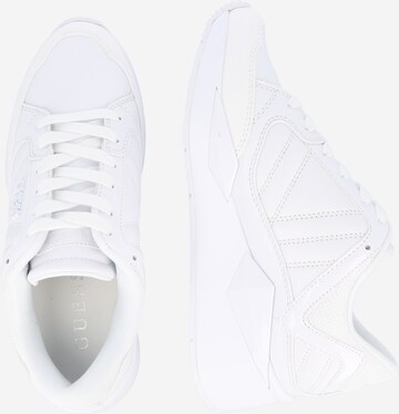 Sneaker low 'TRAVES' de la GUESS pe alb