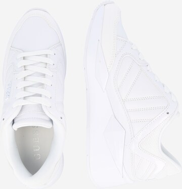 Baskets basses 'TRAVES' GUESS en blanc