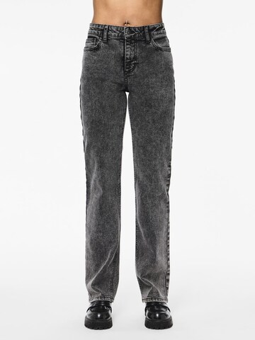 PIECES Regular Jeans 'Kelly' in Grey: front
