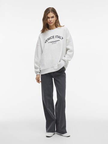 VILA Sweatshirt in Grey