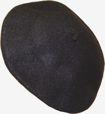 Chaplino Beanie in Black: front