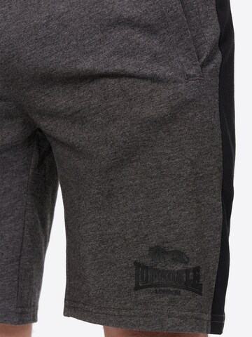 regular Pantaloni sportivi 'ALVINGHAM' di LONSDALE in grigio