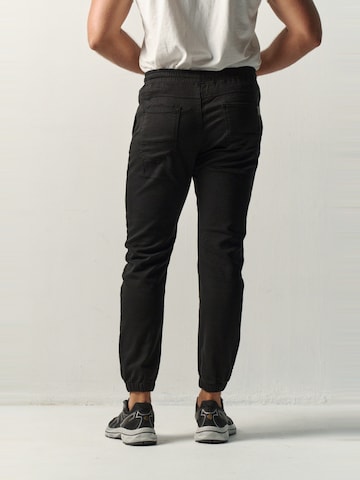 KOROSHI Tapered Byxa i svart
