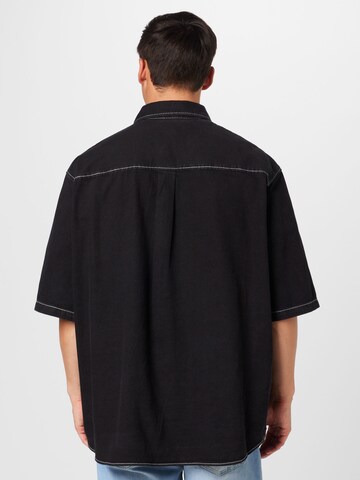 juoda WEEKDAY Patogus modelis Marškiniai 'Griffith'