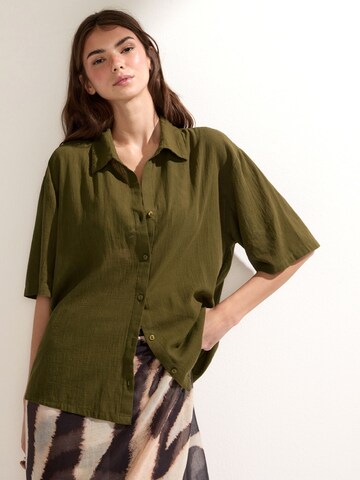 CALZEDONIA Blouse in Green: front