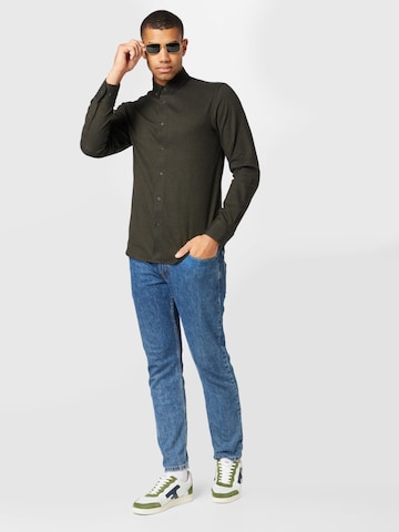 Bruun & Stengade جينز مضبوط قميص 'Tromsoe' بلون أخضر
