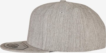 Cappello da baseball '110 Fitted' di Flexfit in grigio