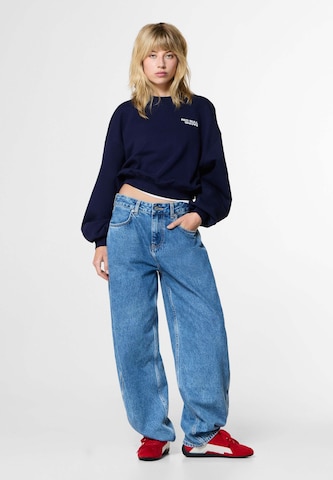 Red Bull Racing x Pepe Jeans Sweatshirt in Blauw: voorkant
