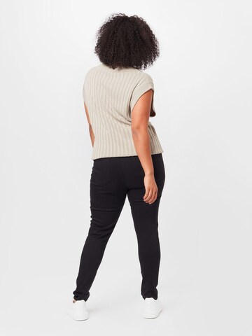 Forever New Petite Skinny Farkkuleggingsit 'Charlotte' värissä musta