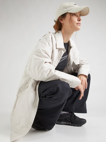 Nike Sportswear - Chaqueta de entretiempo 'ESSNTL' en beige