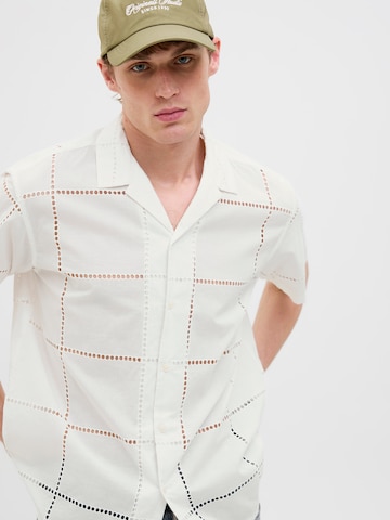 JACK & JONES - Ajuste confortable Camisa 'JORSUMMER LUKE' en blanco