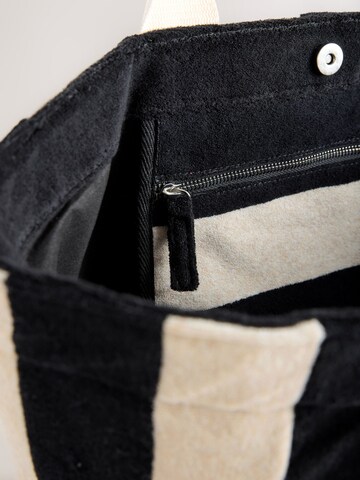 self. Shopper in Black