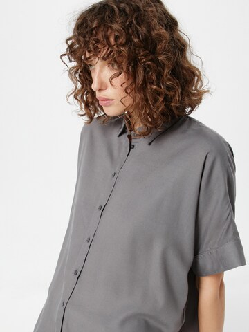 Monki Blouse in Grijs