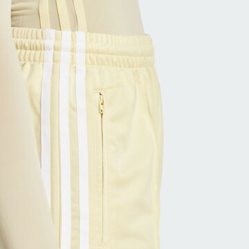 ADIDAS ORIGINALS Loosefit Shorts 'Firebird ' in Gelb