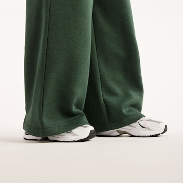 new balance - Pierna ancha Pantalón 'Trackside' en verde
