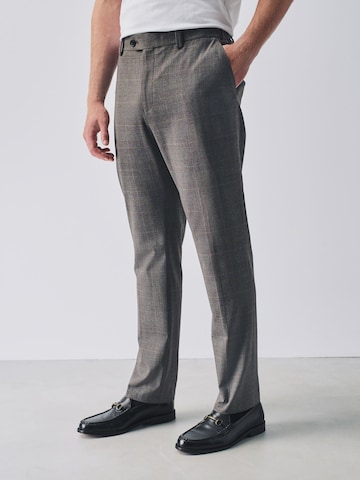 Slimfit Pantaloni con piega frontale 'Motionflex' di Next in marrone: frontale
