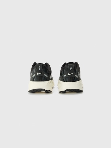 NIKE Спортивная обувь 'VOMERO 18' в Черный