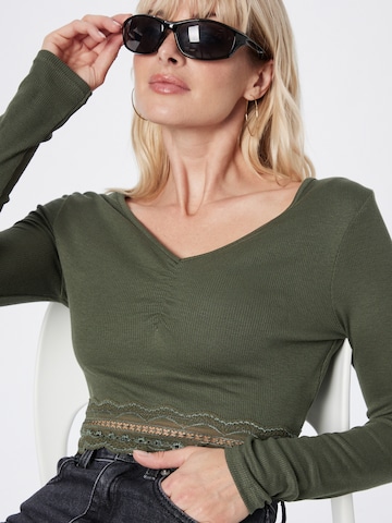 ABOUT YOU Shirt 'Nicola' in Green