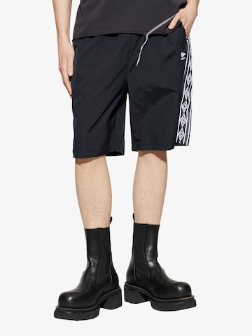 UMBRO Loosefit Shorts in Schwarz: Vorderseite