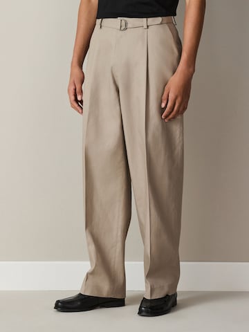 Loosefit Pantaloni con piega frontale di Next in beige: frontale