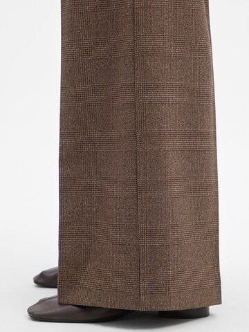 Marie Lund Flared Bundfaltenhose in Braun