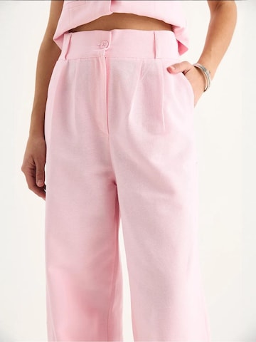 Pantalons de tailleur Bianco Lucci en rose