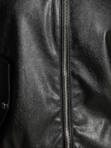 Bershka Přechodná bunda – černá