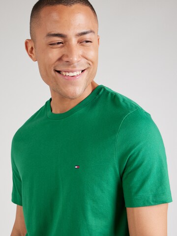 TOMMY HILFIGER T-shirt 'ESS SEASONAL' i grön