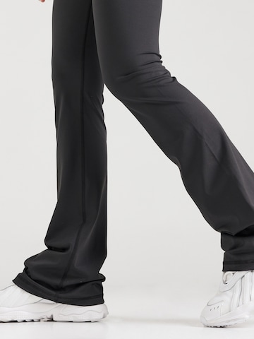 aim'n Flared Pants 'Monochrome Core' in Black