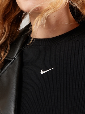 Nike Sportswear - Camiseta 'CHILL' en negro