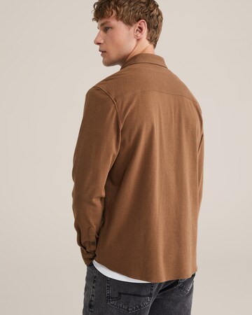 WE Fashion - Ajuste regular Camisa en marrón