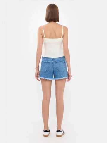 Haut Hiccup en blanc