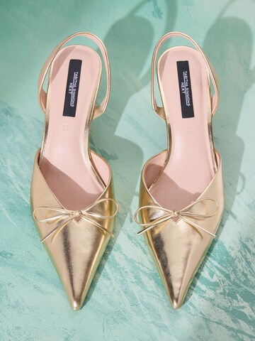 Décolleté sling 'Tabitha Simmons x Next Faylina' di Next in oro