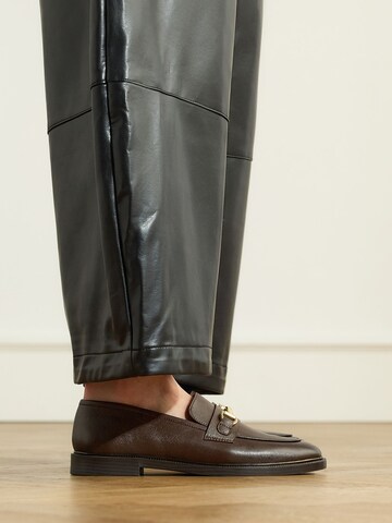 MANFIELD Instappers in Bruin: voorkant