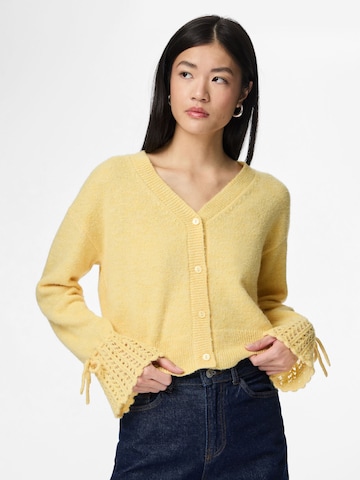 PIECES Cardigan 'PCSmilla' i gul: forside