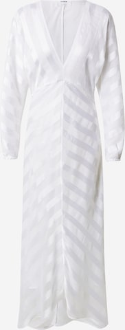 Robe 'PAMELA' ABOUT YOU x Iconic by Tatiana Kucharova en blanc : devant