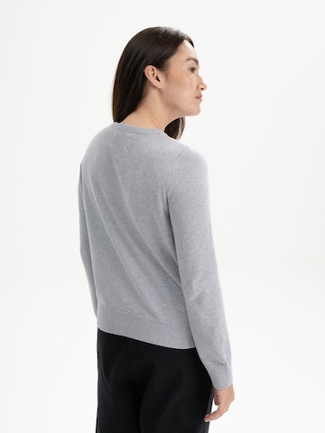 Pulover 'Dhana' de la MELA pe gri