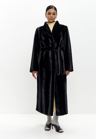 CESARE GASPARI Mantel in Schwarz: Vorderseite