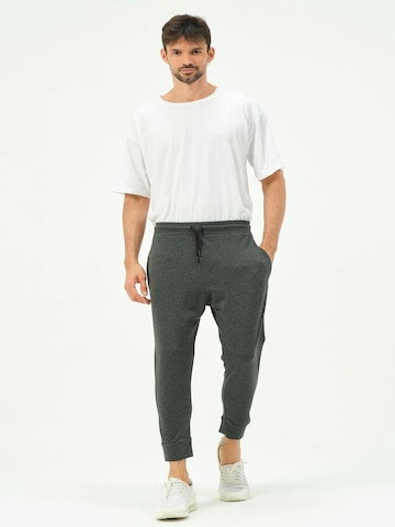 Effilé Pantalon C&City en gris : devant