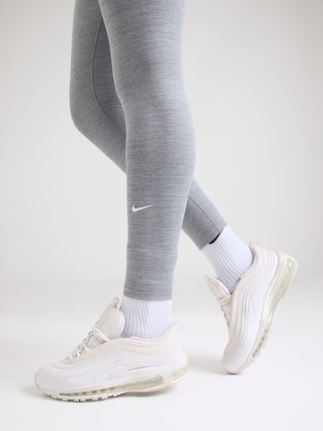 NIKESkinny Sportske hlače 'ONE' - siva boja