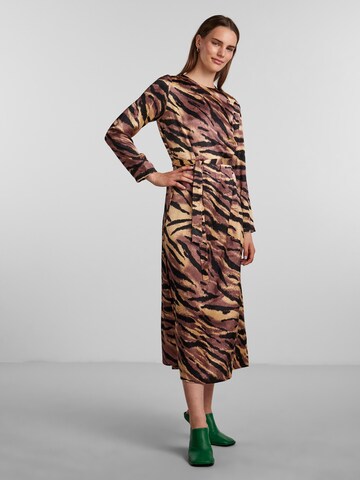 Robe PIECES en marron : devant