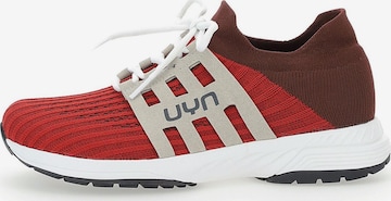 Chaussure de course Uyn en rouge : devant
