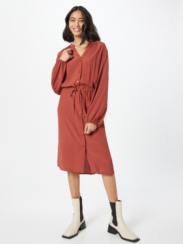 Robe-chemise 'Helia' SOAKED IN LUXURY en marron : devant