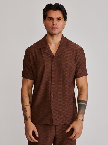 T-Shirt SikSilk en marron : devant