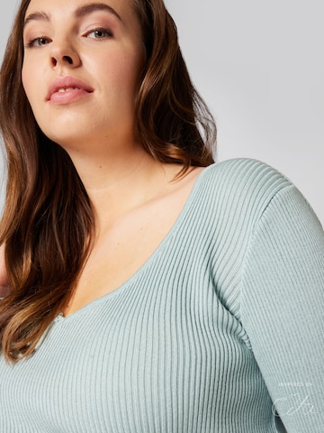 Guido Maria Kretschmer Curvy Pullover 'Daphne' inspired by Cita in Blau