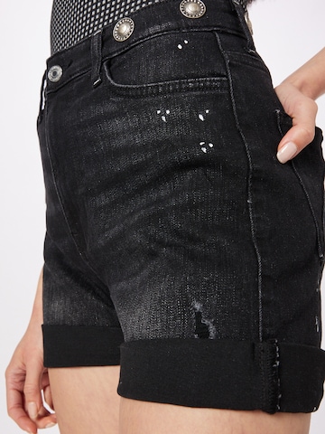 Coupe slim Jean 'DOLORES' GUESS en noir