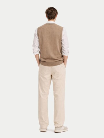 GOBI Cashmere Liivi 'Men's Essential V-Neck Cashmere Vest' värissä beige