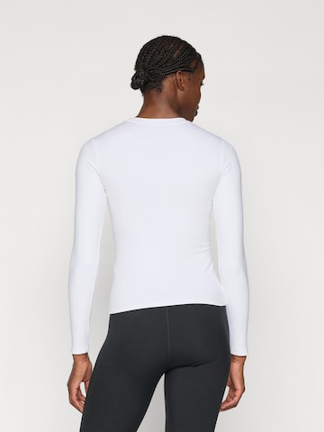 NIKE Funkcionalna majica 'ONE' | bela barva