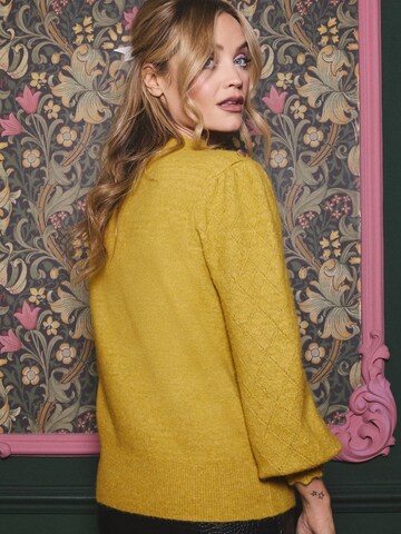 love & roses Пуловер в жълто